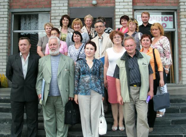 Участники "Славянских встреч" у входа в Дворец культуры