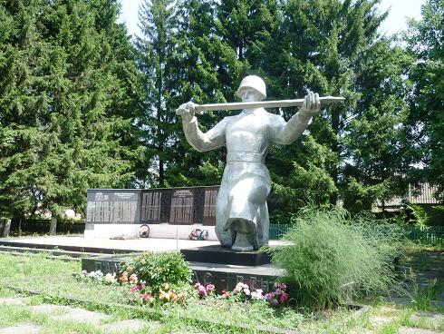 как символ героизма стоит в Новосергеевке уникальный мемориальный комплекс в честь погибших односельчан